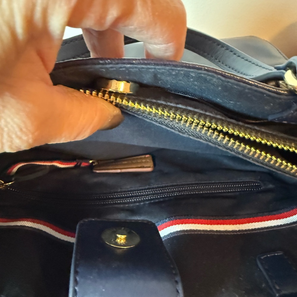 Tommy‎ Hilfiger Navy and Red Satchel - Picture 8 of 10